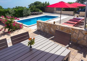 Holiday home with pool and fenced garden