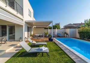 Holiday home with pool and air conditioning
