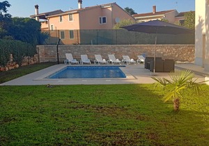 Holiday house with pool for 7 people in the medieval town of Bale