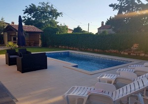 Holiday house with pool for 7 people in the medieval town of Bale