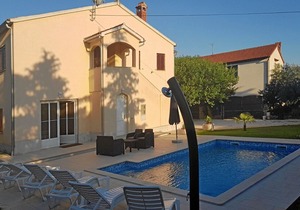 Holiday house with pool for 7 people in the medieval town of Bale
