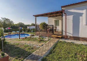 Holiday house with private pool for 6-8 persons in the holiday park Jelovci