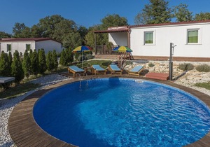 Holiday house with private pool for 6-8 persons in the holiday park Jelovci