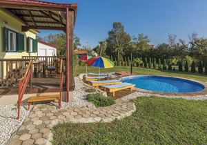 Holiday house with private pool for 4-6 persons in the holiday park Jelovci