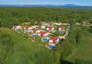 Holiday house with private pool for 4-6 persons in the holiday park Jelovci