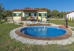 Holiday house with private pool for 4-6 persons in the holiday park Jelovci