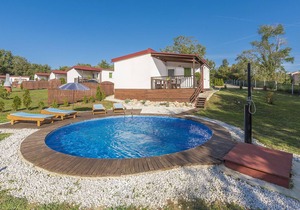 Holiday house with private pool for 6-8 persons in the holiday park Jelovci
