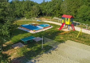 Holiday house with private pool for 4-6 persons in the holiday park Jelovci
