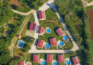Holiday house with private pool for 6-8 persons in the holiday park Jelovci
