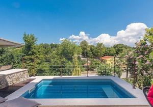 Holiday house with small heated pool and grill terrace in an idyllic location.