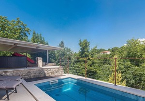 Holiday house with small heated pool and grill terrace in an idyllic location.
