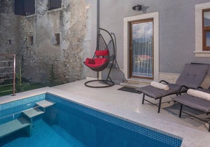 Holiday house with small heated pool and grill terrace in an idyllic location.
