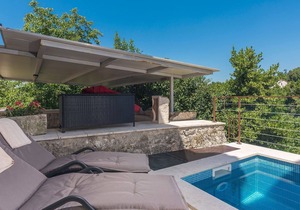 Holiday house with small heated pool and grill terrace in an idyllic location.
