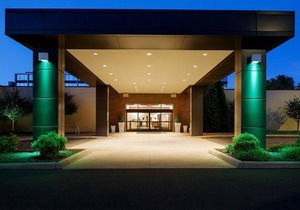 Holiday Inn and Suites Charleston West, an IHG Hotel