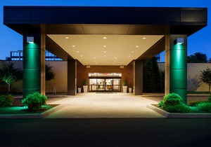 Holiday Inn and Suites Charleston West, an Ihg Hotel