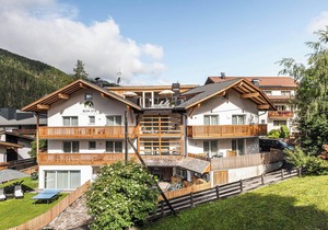 Holiday Apartment "Set Residenz Bun Sté" with Mountain View, Whirlpool, Sauna & Balcony
