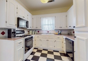 Home 2 Blocks from the Beach w/Small Porch, Washer/Dryer, A/C, 2 Bikes - Dogs OK