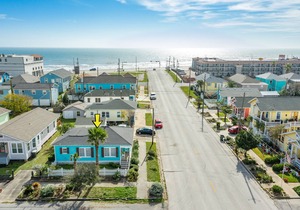 Home 2 Blocks from the Beach w/Small Porch, Washer/Dryer, A/C, 2 Bikes - Dogs OK