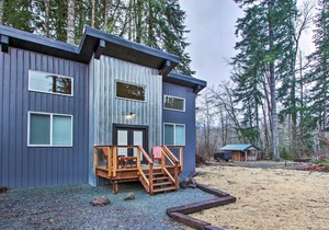 Home w/ Hot Tub < 5 Miles to Rainier National Park