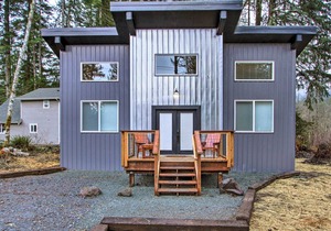 Home w/ Hot Tub < 5 Miles to Rainier National Park
