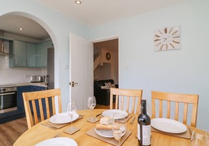 HOME WATERS, pet friendly, with a garden in Wyke Regis