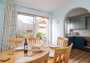 HOME WATERS, pet friendly, with a garden in Wyke Regis