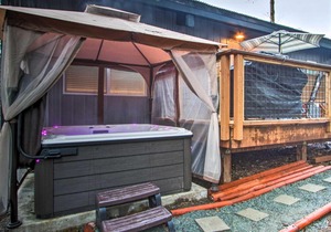 Home with Hot Tub Less Than 5 Miles to Rainier National Park