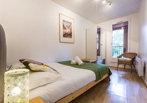 Homely 2 bed apartment in the heart of Chamonix with large terrace facing the Aguille du Midi