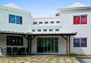 Homerez last minute deal - Spacious villa with swimming-pool