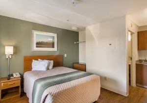 HomeTowne Studios by Red Roof Denver - Airport/Aurora