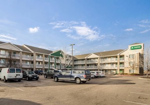 HomeTowne Studios by Red Roof Denver - Airport/Aurora