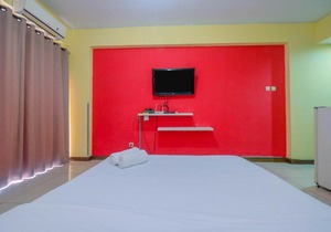 Homey Studio Apartment with Pool View at Bogor Valley By Travelio