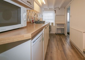 HONEYSUCKLE COTTAGE, family friendly, with a garden in Charlestown