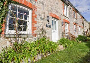HONEYSUCKLE COTTAGE, family friendly, with a garden in Charlestown