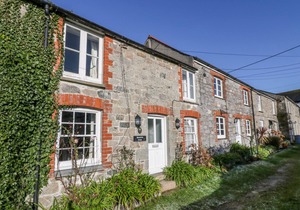 HONEYSUCKLE COTTAGE, family friendly, with a garden in Charlestown