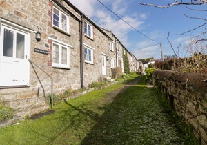 HONEYSUCKLE COTTAGE, family friendly, with a garden in Charlestown