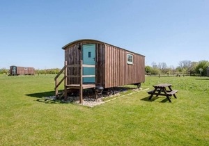 Honeysuckle Farm Hut 7 - Suffolk Farm Holidays