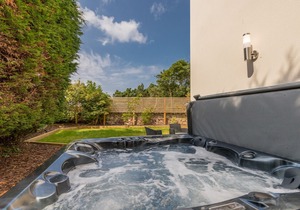 *HOT TUB* Entire 3 bed, East Lothian luxury apartment w/garden+hot