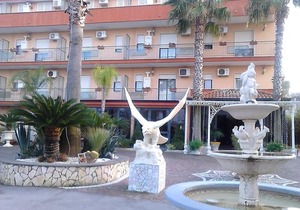 Hotel Happy Days
