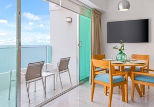 Hotel ∙ Royal Park Stylish 1BR Condo with Balcony for Weekend Getaway