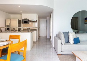 Hotel ∙ Royal Park Stylish 1BR Condo with Balcony for Weekend Getaway