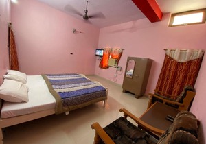 Hotel Shri Mahant Orchha 5 mint Walking from Ram Raja Temple