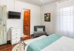 Hotel-style suite in amazing family-owned hotel, restaurant & bar, & fast WiFi
