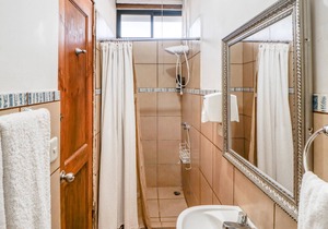 Hotel-style suite in amazing family-owned hotel, restaurant & bar, & fast WiFi