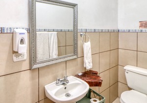 Hotel-style suite in amazing family-owned hotel, restaurant & bar, & fast WiFi