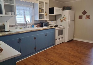 House: Lower prices! Snowbirds Welcome! Bring your boat for fall fishing