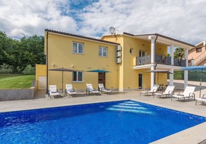 House with private pool for 10 people surrounded by vineyard in a quiet location