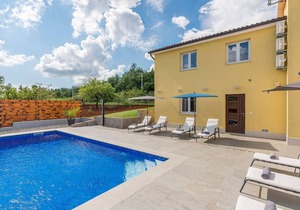 House with private pool for 10 people surrounded by vineyard in a quiet location