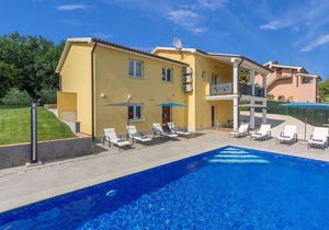 House with private pool for 10 people surrounded by vineyard in a quiet location