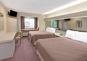 Howard Johnson by Wyndham Elk Grove Village Hotel & Suites
